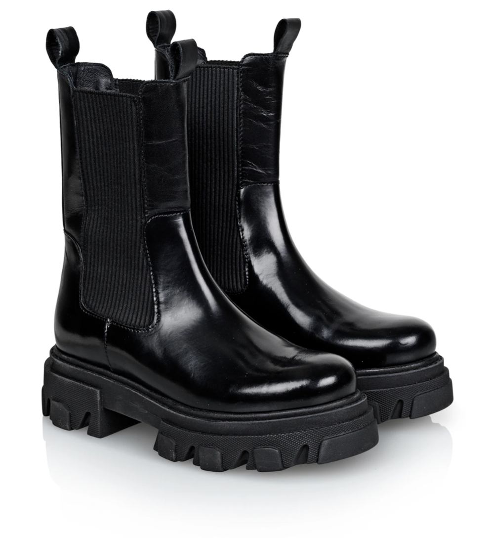 Shoe Biz Uma Short Boot Black